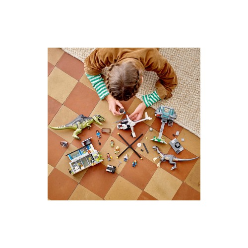 Конструктор LEGO Напад гіганотозавра та теризинозавра 810 деталей (76949) - изображение 3