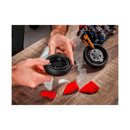 Конструктор LEGO Ducati Panigale V4 R 646 деталей (42107) - изображение 9